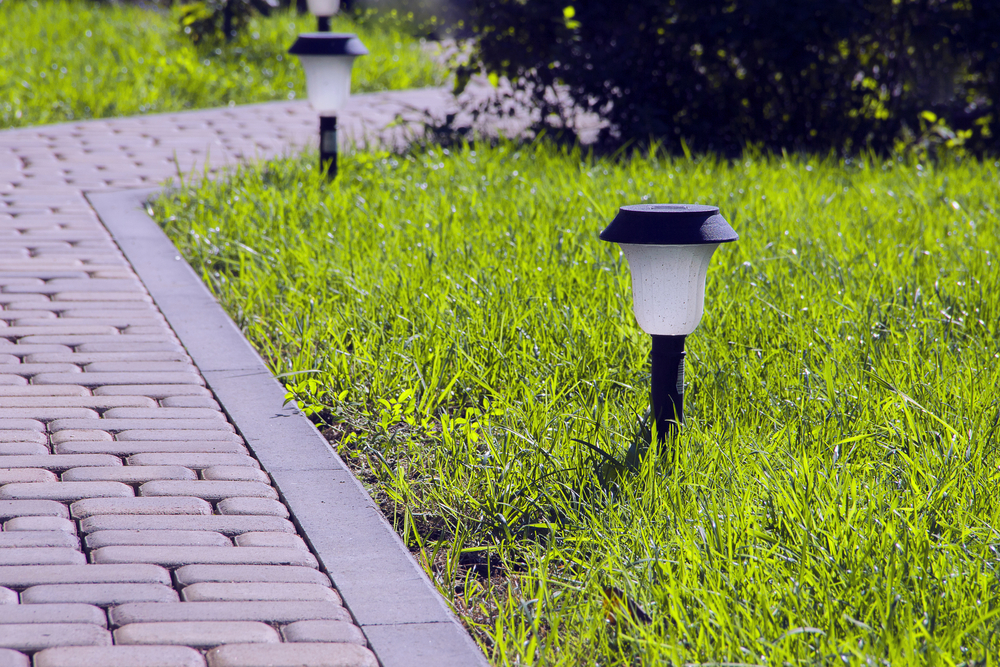 Garten-Solarleuchte im Rasen eingesteckt