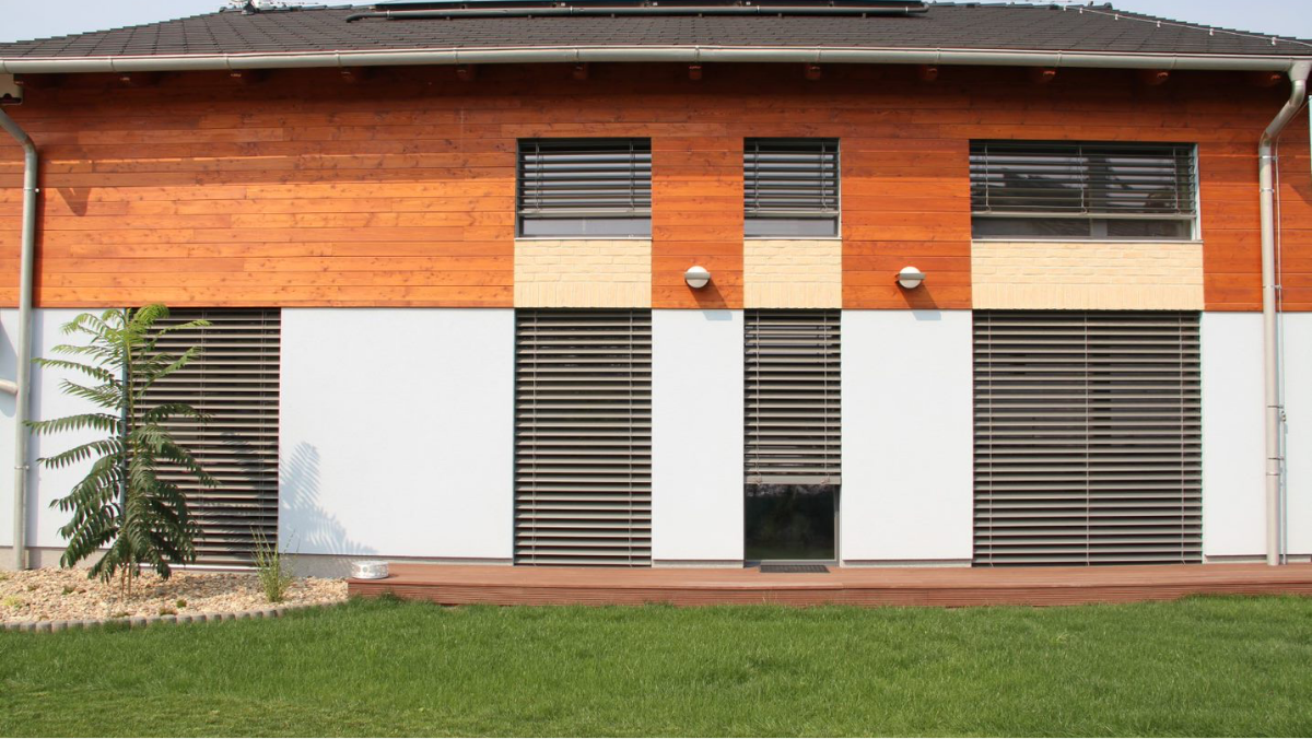 Modernes Einfamilienhaus mit Außenjalousien an den Fenstern