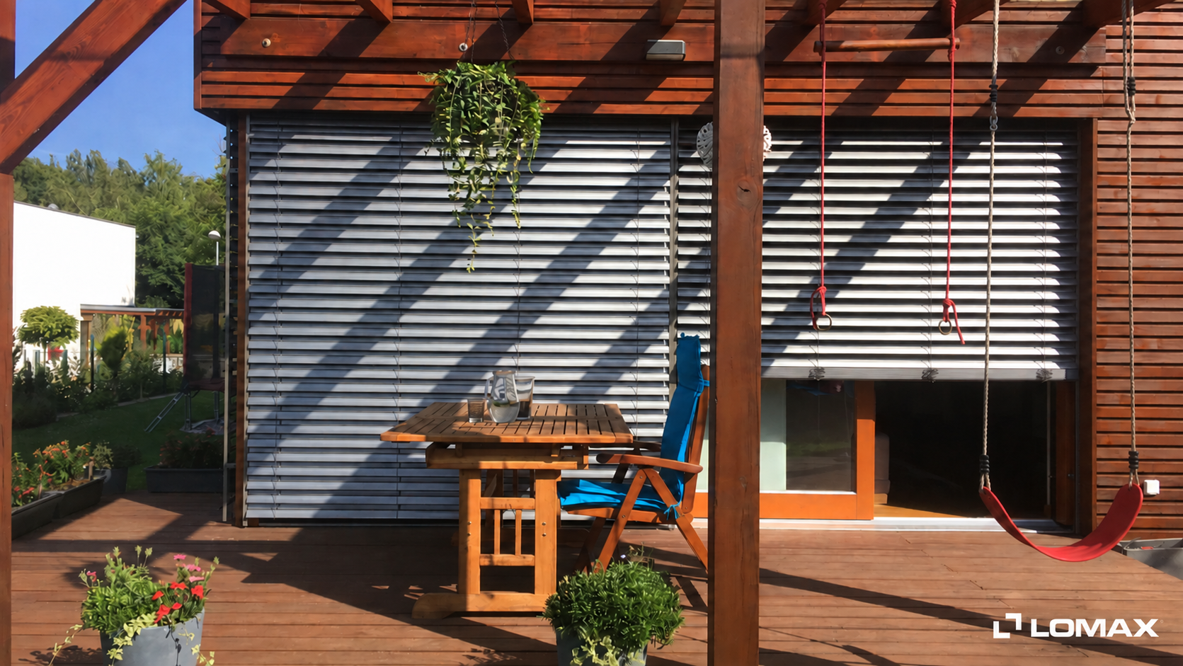 Außenjalousien an der Terrasse eines Einfamilienhauses