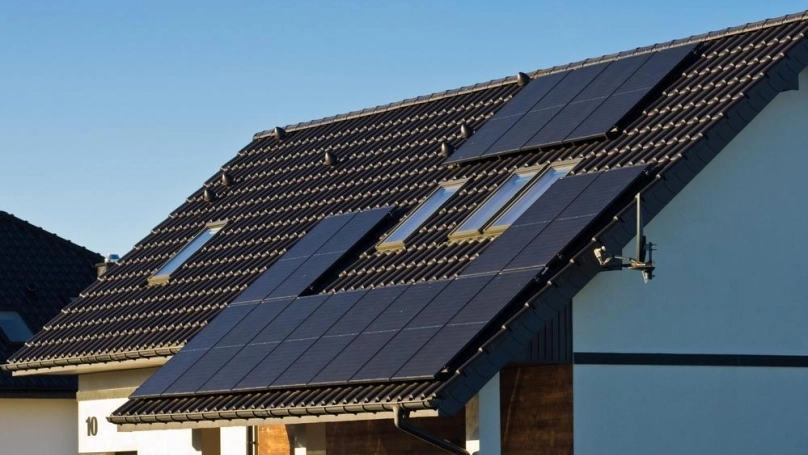 Solarmodule auf dem Dach des Hauses